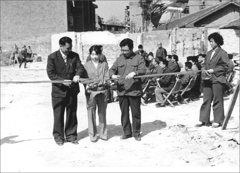 1986年，長虹彩電工程奠基，這樣的剪彩儀式，剪出了中國最大的彩電生產(chǎn)基地之一