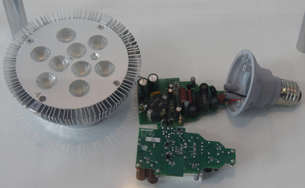 圖2. 使用PI LinkSwitch-PH設(shè)計(jì)的功率因數(shù)大于0.9的14W LED驅(qū)動電路方案
