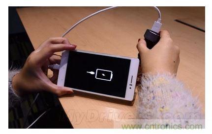 手機電池寒冷時為什么總充電？