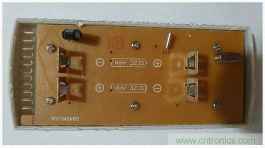 圖4：移開電池后的PCB同一面。