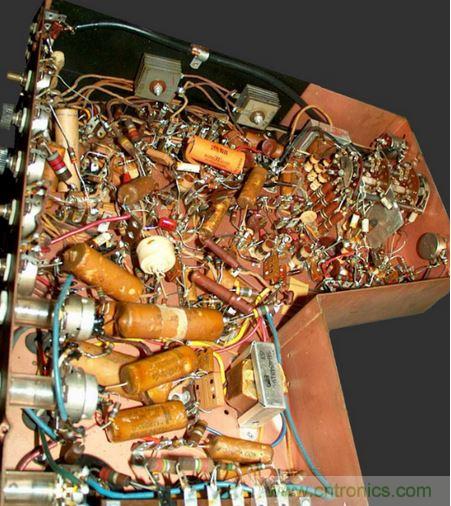 1948年Motorola的VT-71「Golden View」7吋電視機就是采用點對點接線。（圖片來源：Wikimedia/Westernelectric555）