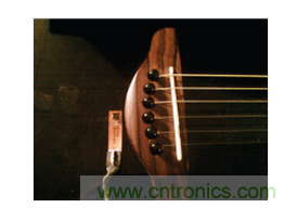  安裝到Fender Stratacoustic吉它上的加速度計。