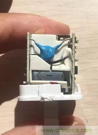 拆了個(gè)電容之后，我的iPhone也會(huì)自動(dòng)訂房了