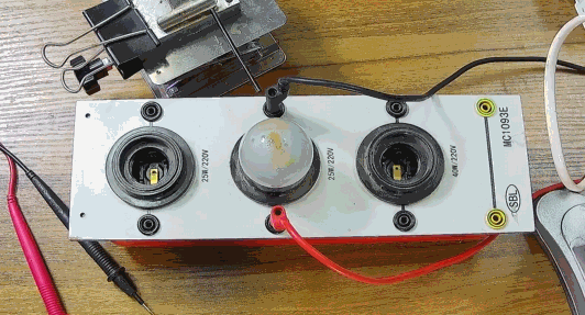 電燈泡內(nèi)通有交流電，為什么看不到燈泡在閃爍？