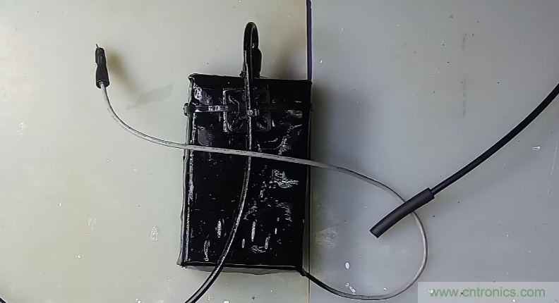 電燈泡內(nèi)通有交流電，為什么看不到燈泡在閃爍？